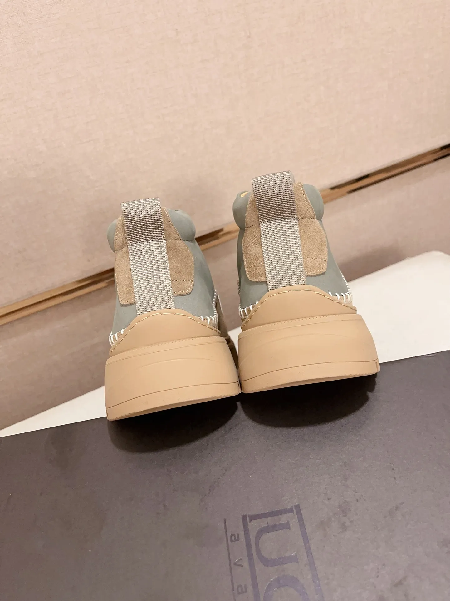 Factory price: 760💰North American men's shoes Ugg ☃️In the special sale of new high-quality men's shoes snow boots in autumn and winter, the nemesis of extreme cold weather! Made of cowhide leather, merino wool lining, and original outsole, whether driving, outdoor or daily wear, there is always one that suits you! Code number 39-44